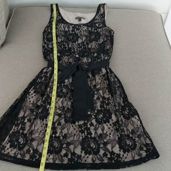 Femine Lace Express Dress - Picture 9 of 9